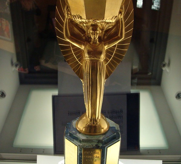 Реплика трофея Жюля Риме на выставке в Национальном музее футбола в Престоне. 