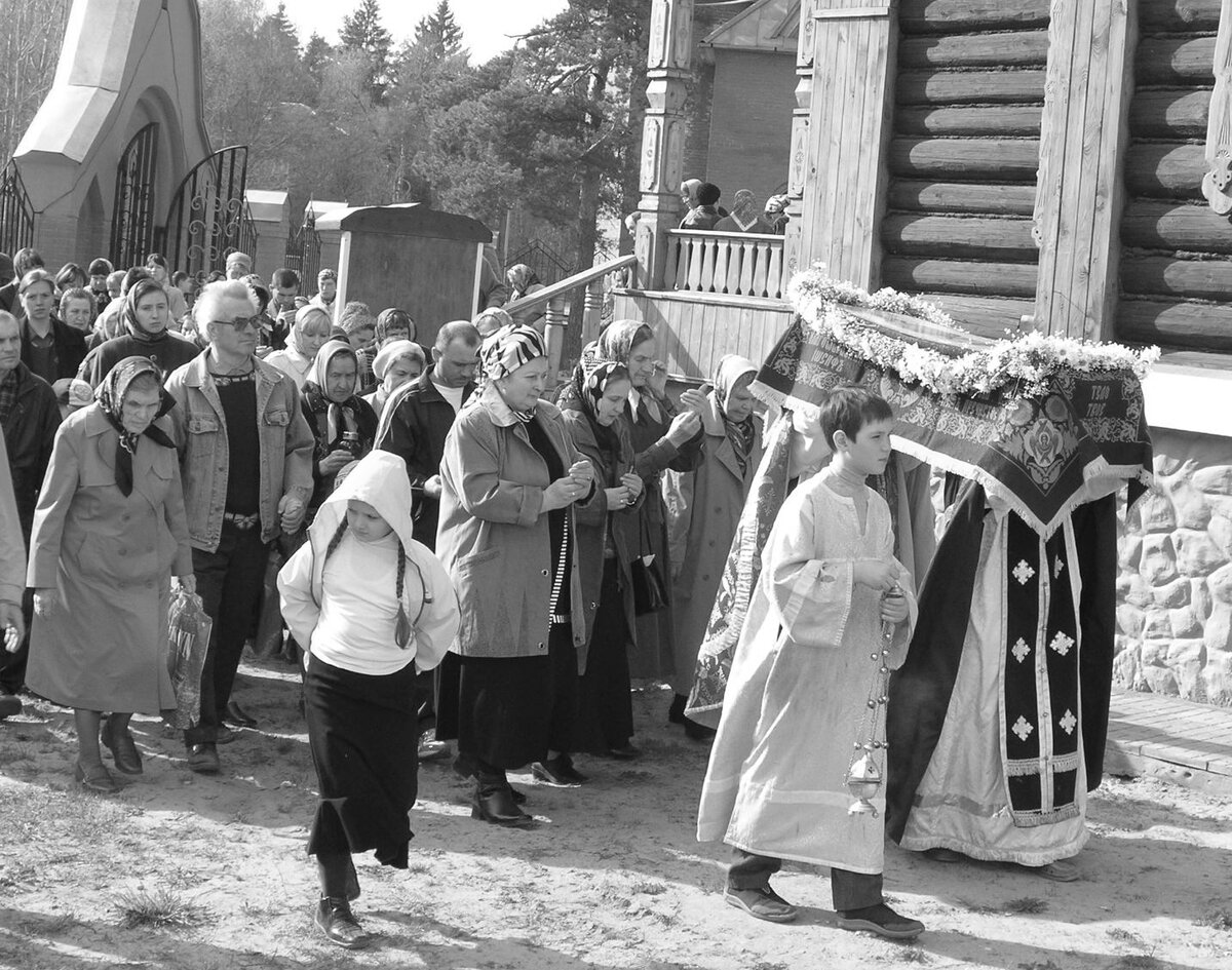 Крестный ход с Плащаницей; 29 апреля 2005 года.