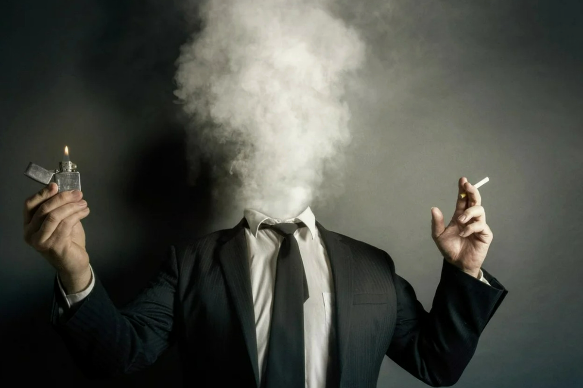 Smoking. Курящий человек. Человек с сигарой. Человек курящий сигарету. Человек в дыму