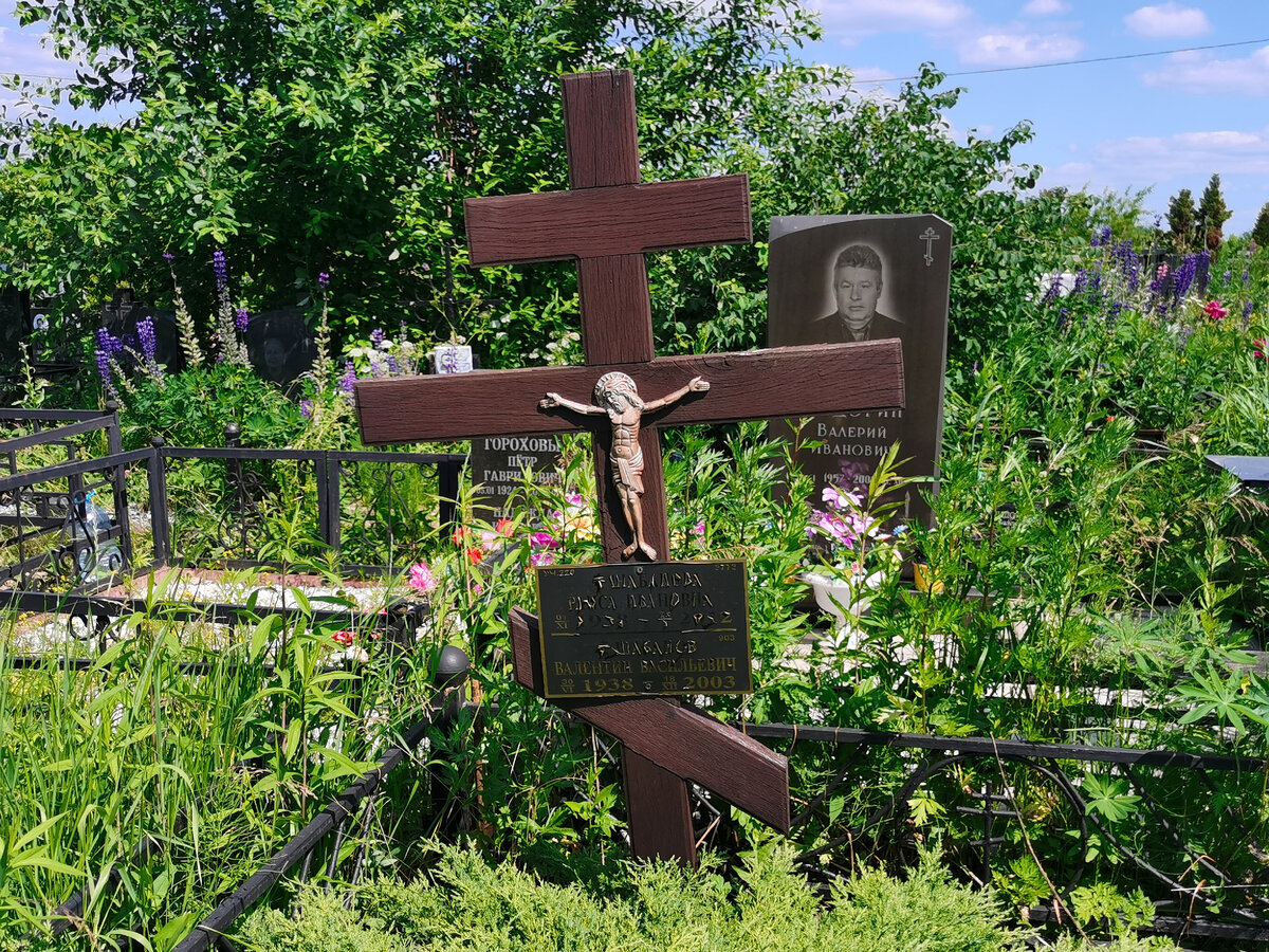 Памятники на домодедовском кладбище