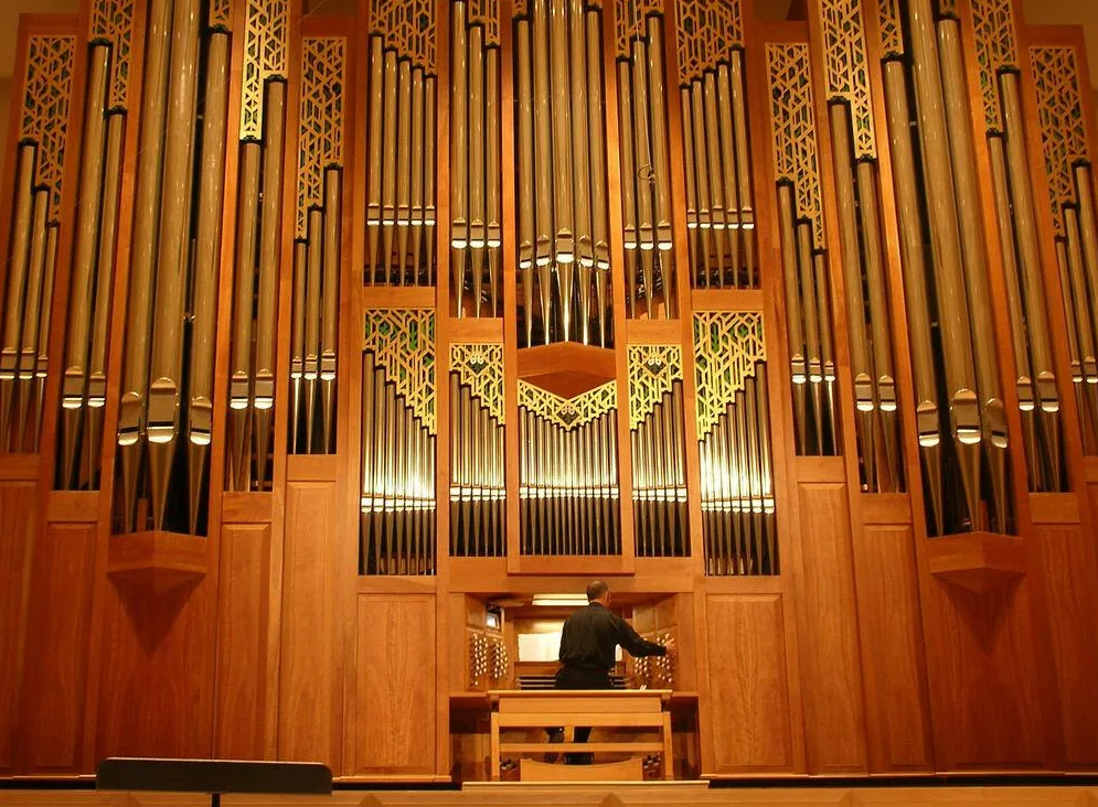 Орган Луганской филармонии. Органный клавишный духовой музыкальный инструмент. Органист музыкальный инструмент. Современная органная музыка
