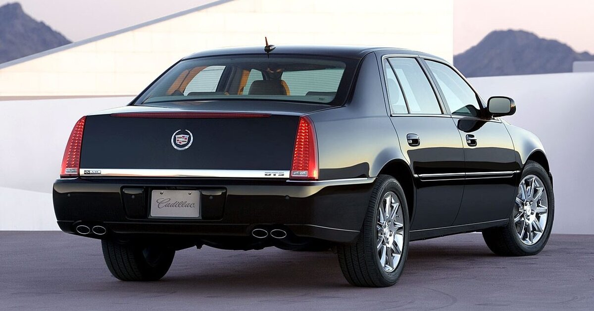 
К 2005 году Cadillac уже знал, что его автомобили классической конструкции больше не нравятся покупателям. Старых покупателей это устраивало, но большая часть сегмента автомобилей премиум-класса была представлена ​​теми, кто был далек от подачи заявки на членские карты AARP.