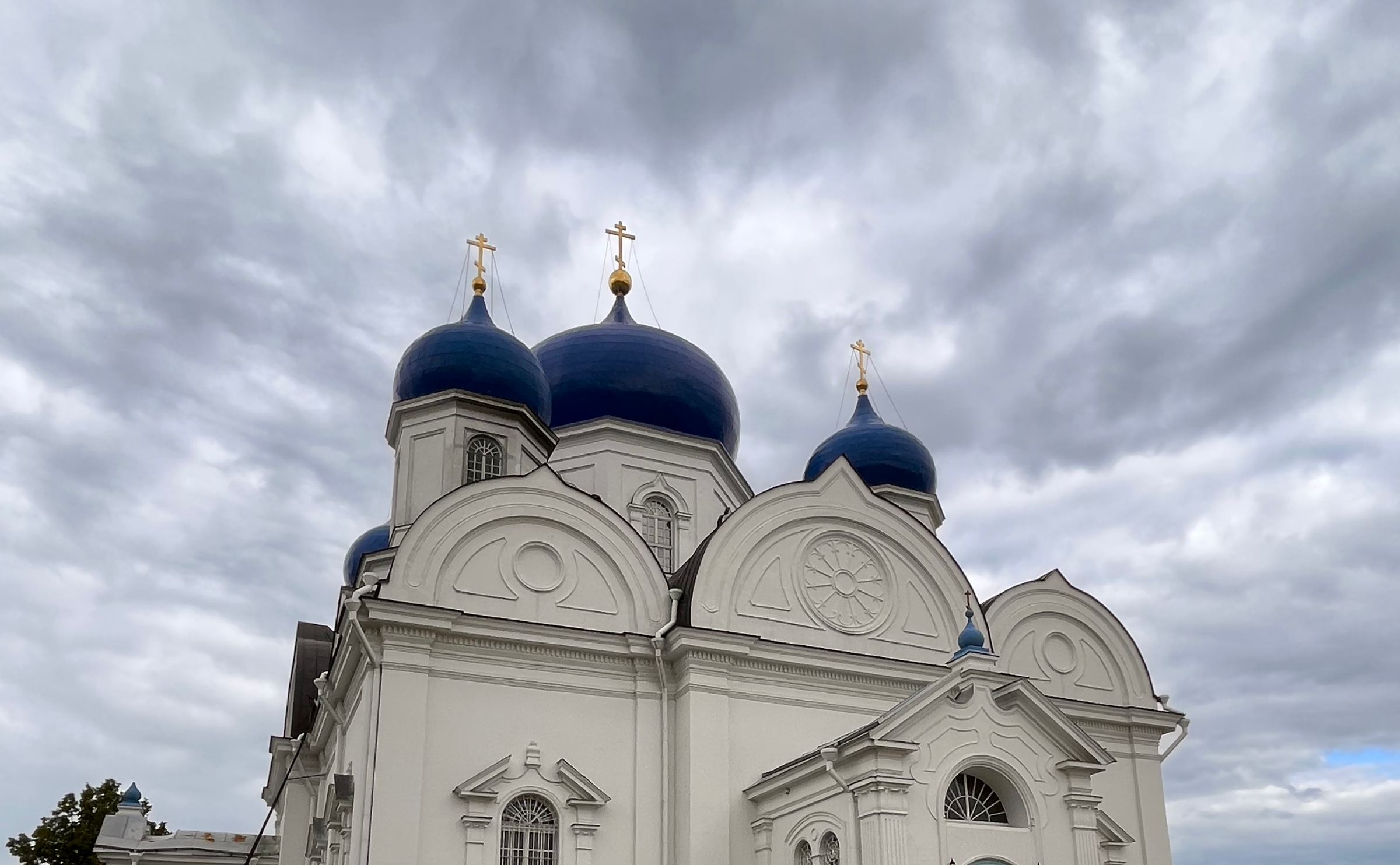 Храм с черными куполами в Москве