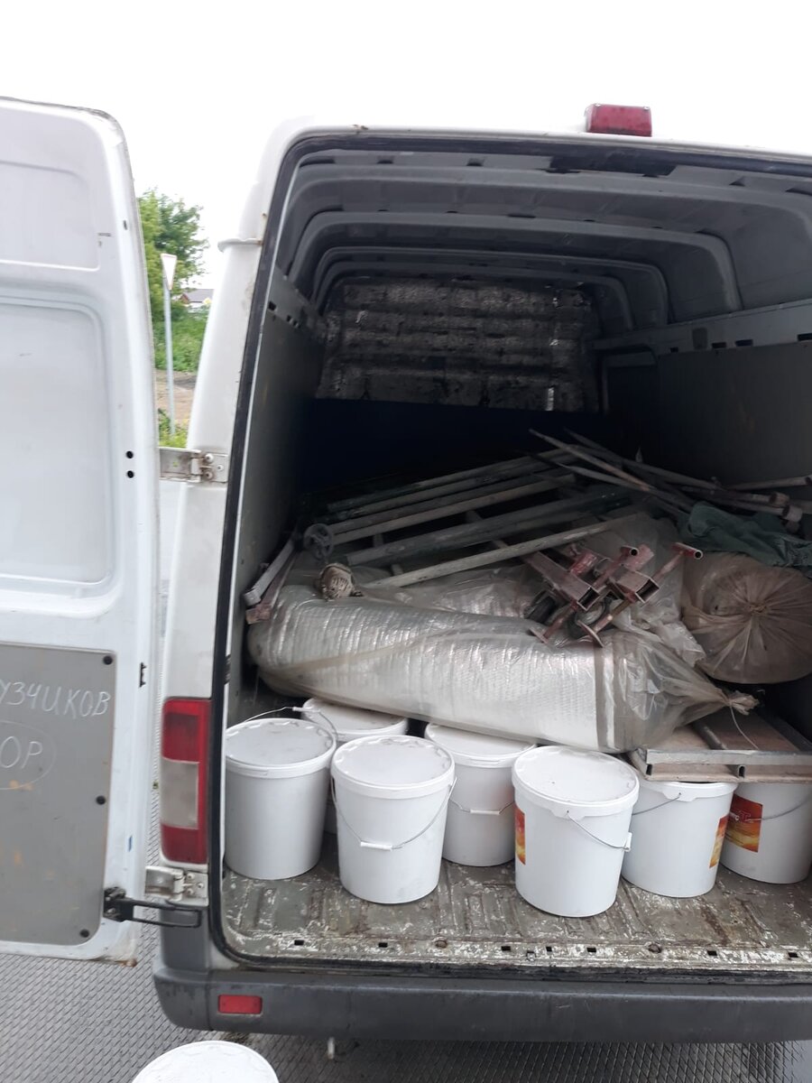 Строители. Наши постоянные клиенты. Везут груз обратно в Новосибирск. 