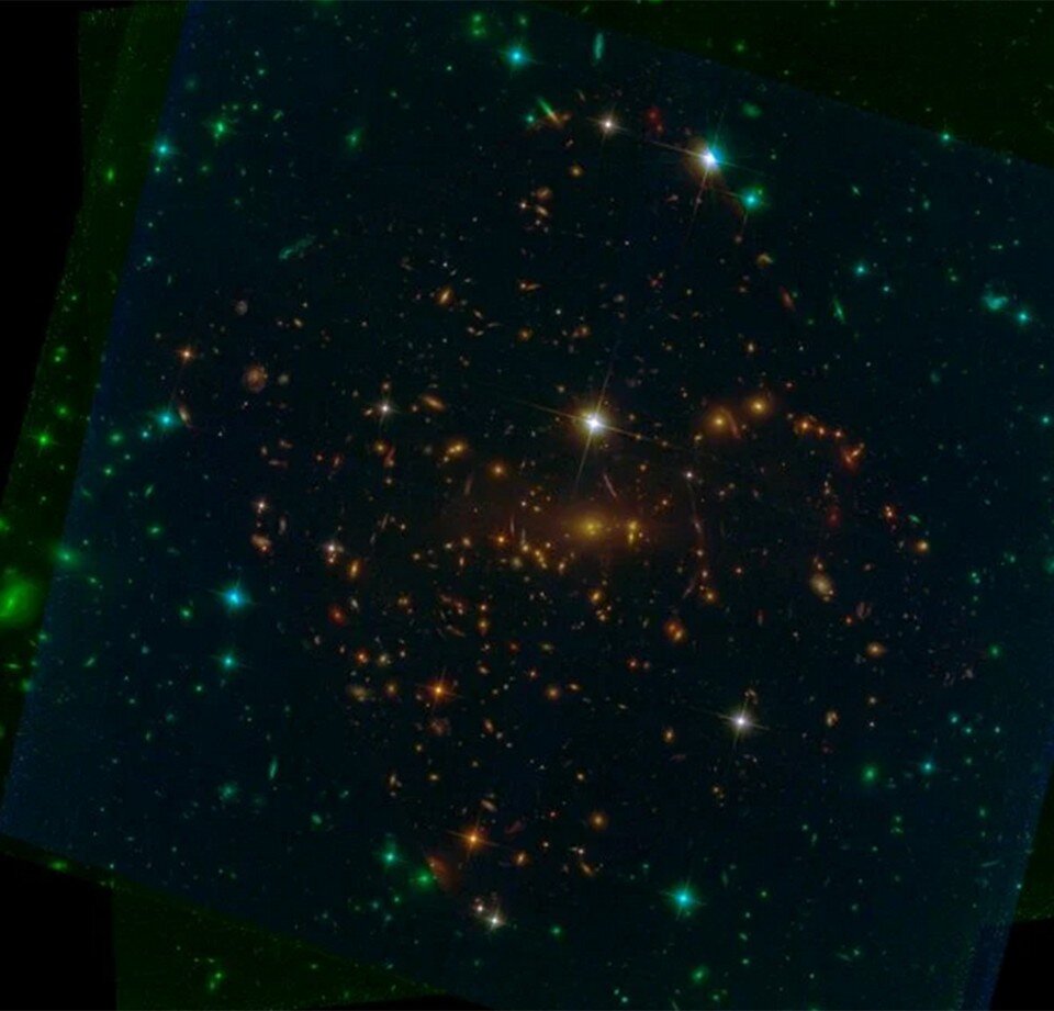     Тоже скопление галактик SMACS 0723, но на снимке с космического телескопа Хаббл. Почувствуйте разницу.