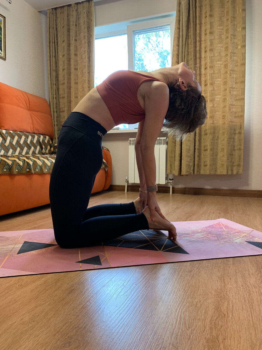 Уштрасана. Или поза верблюда. Фото мужа автора 