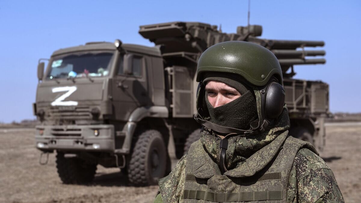    Военнослужащий ВС РФ у зенитного ракетно-пушечного комплекса "Панцирь-С1"© РИА Новости / РИА Новости