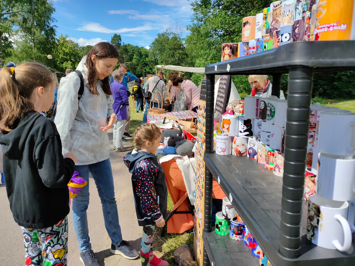 Ярмарочные киоски перед крепостью