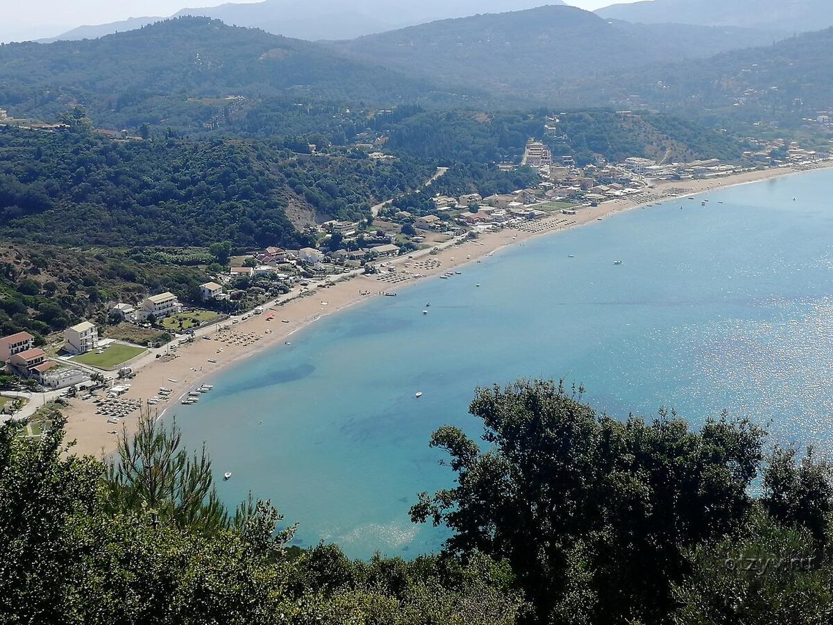 Первый поселок в моей поездке по западному побережью Корфу. Agios Georgies Pagon (Сант Джордж Северный). 