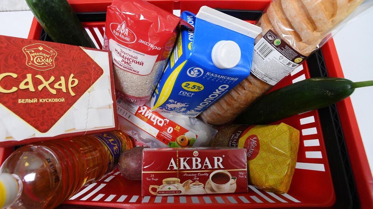    Корзина с продуктами в одном из магазинов города Казани© РИА Новости / Максим Богодвид