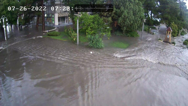 Наводнение в Геленджике, снятое на городские камеры. Фото © Telegram / "Геленджик. Происшествия"