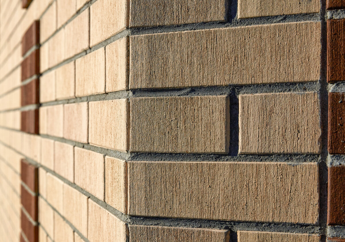 Кладка из пустотелого лицевого кирпича ЛСР «Слоновая кость» в поверхности тростник. 