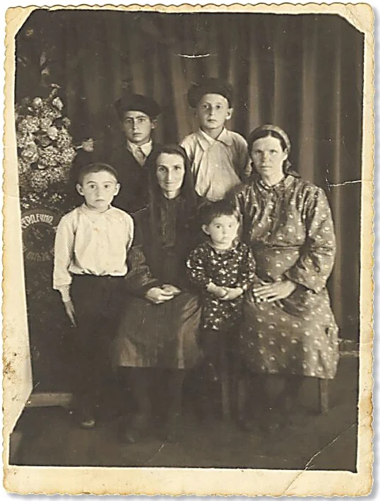 Исса Костоев (в первом ряду слева) - с семьей в Казахстане 