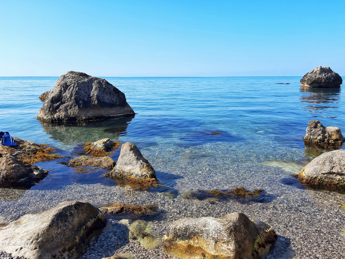 Сходить море. Крым Кастрополь Береговое. Голубовские камни Крым. Алушта Крым море. Море в Крыму сейчас.