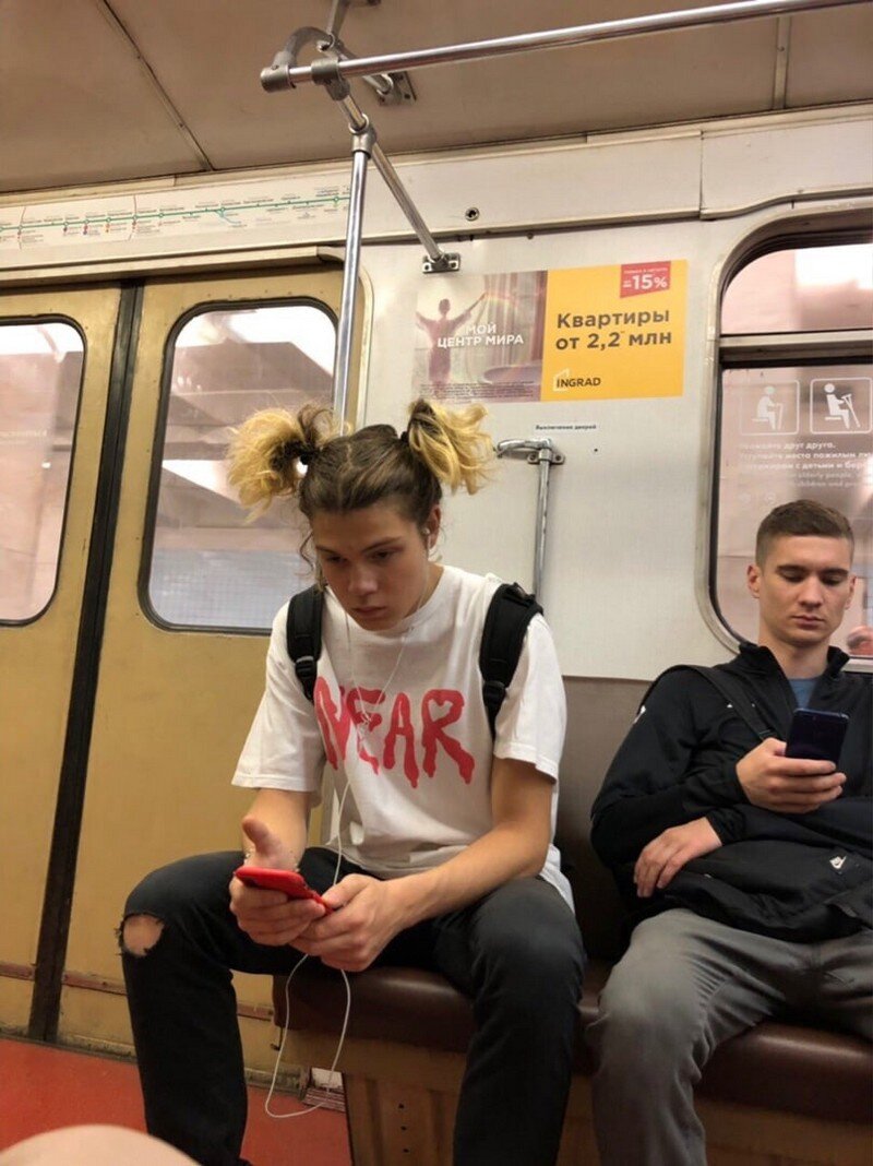 красивые люди в метро