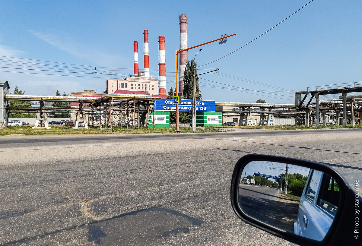 К сожалению, сколько я ни гонялся за "рогатым", снять мне его, будучи за рулем, не удалось - только провода на фоне Стерлитамакской ТЭЦ