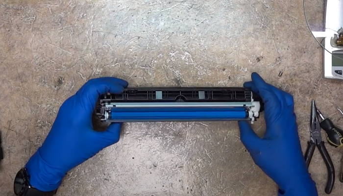 Фото 49. Чистим бункер тонерным пылесосом