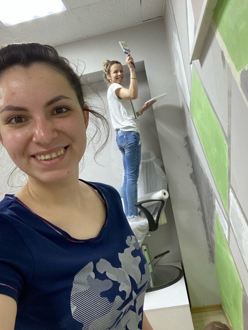 Мы придумали концепцию для будущей студии ногтевого сервиса. Я занималась разработкой логотипа, и взяла на себя обязанности по ведению социальных сетей. Днем она принимала клиентов, а я выкрашивала палитру новых гель-лаков, мыла инструменты и протирала полки, а ночью - мы красили стены, и "доводили до ума" рабочие зоны.