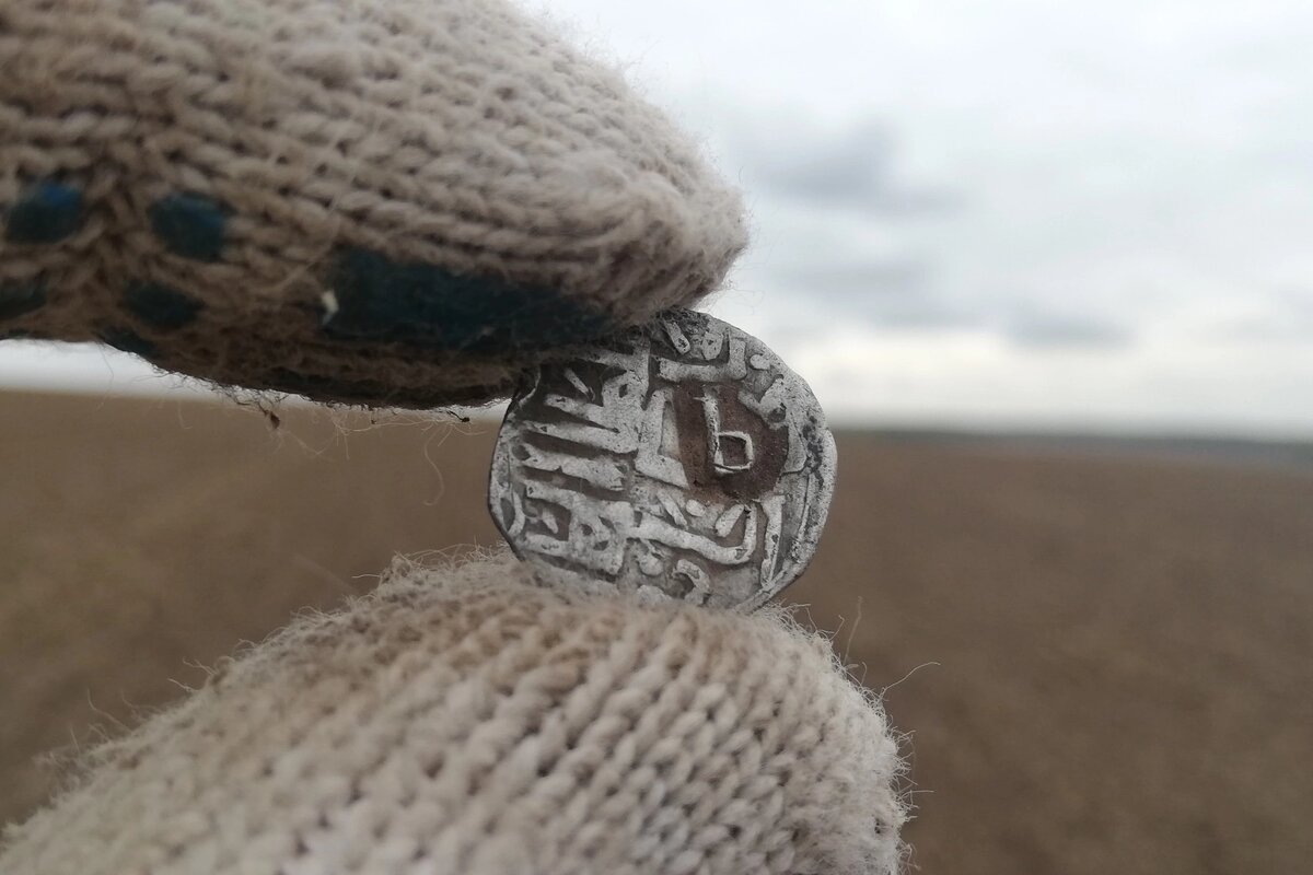 Честно говоря, давно это было!
Помню была осень. Решил прогуляться по дискованному полю. Долго ходил, но все безрезультатно. Нет, находки конечно были, пара советских монет, но все больше проволока да водочные пробки времен СССР.И идя к машине, мысленно закончив свое путешествие услышал чёткий и громкий сигнал металлодетектора. Отыскав в земле заветный сигнал, был приятно удивлён.
В руках красовалась давольно не частая серебряная монета золотой орды, Дирхем с надпечаткой! Джанибек, чекан Сарай Аль Джадид 753 год хиджры.Надчекан буквы "Р" Тульско-Рязанский ареал распространения!Оценивается такой Дирхем в 8-10 тысяч рублей!