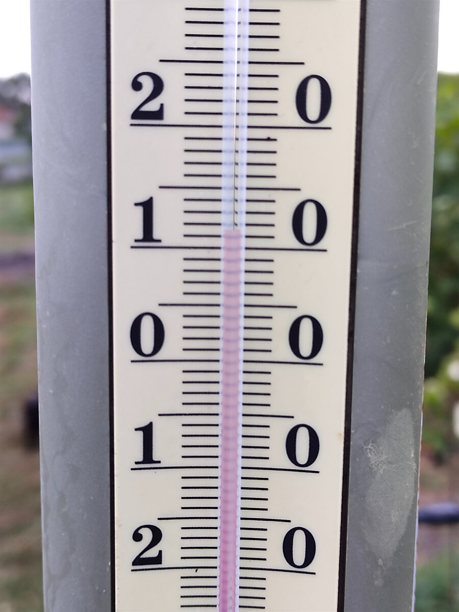 На первом столбе прикреплен термометр, для контроля за температурой воздуха 