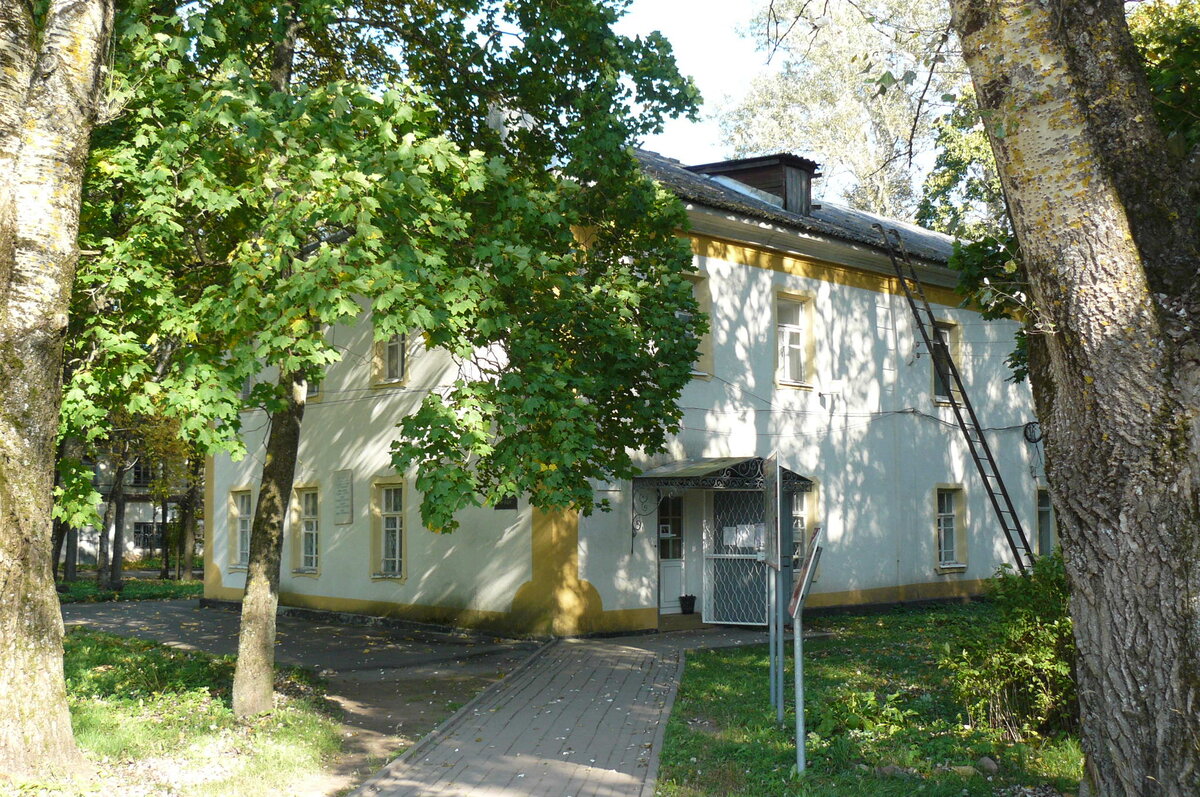 Музей в Суйде расположен в гостевом флигеле. А где еще? Усадьба -то сгорела!