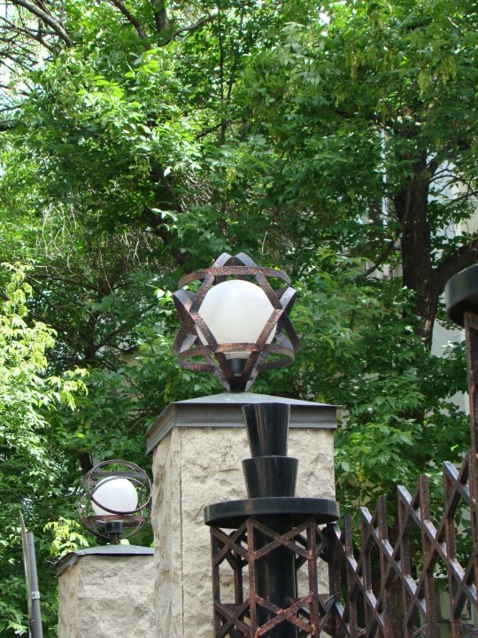 Фонари у синагоги на Большой Бронной, Москва 2010. Фото автора