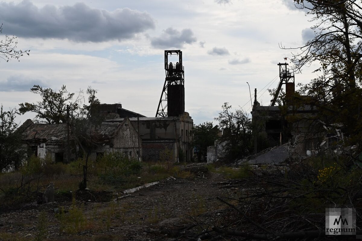    Разрушенные обстрелами корпуса шахты «Тошковская» Александр Погожев © ИА REGNUM