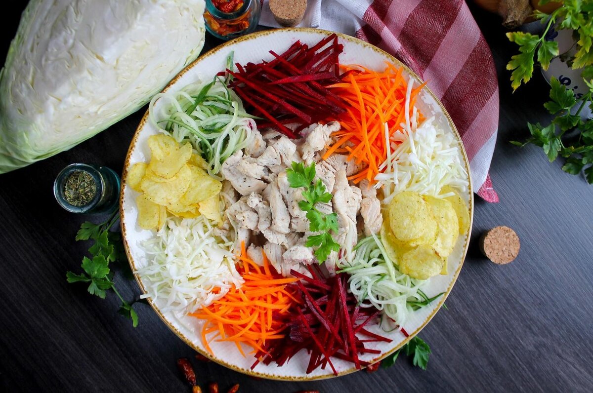 Что может сделать крабовый салат хрустящим: один ингредиент изменит вкус