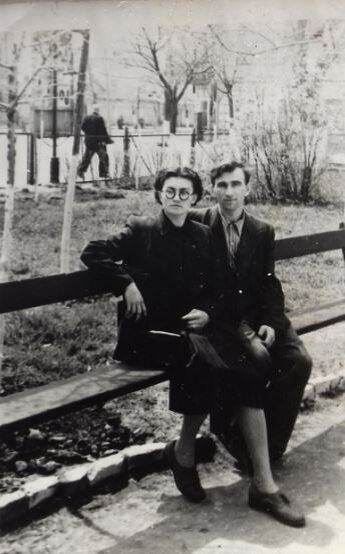 1957 год. Мама и папа в день своей свадьбы. На папе - пиджак с чужого плеча...