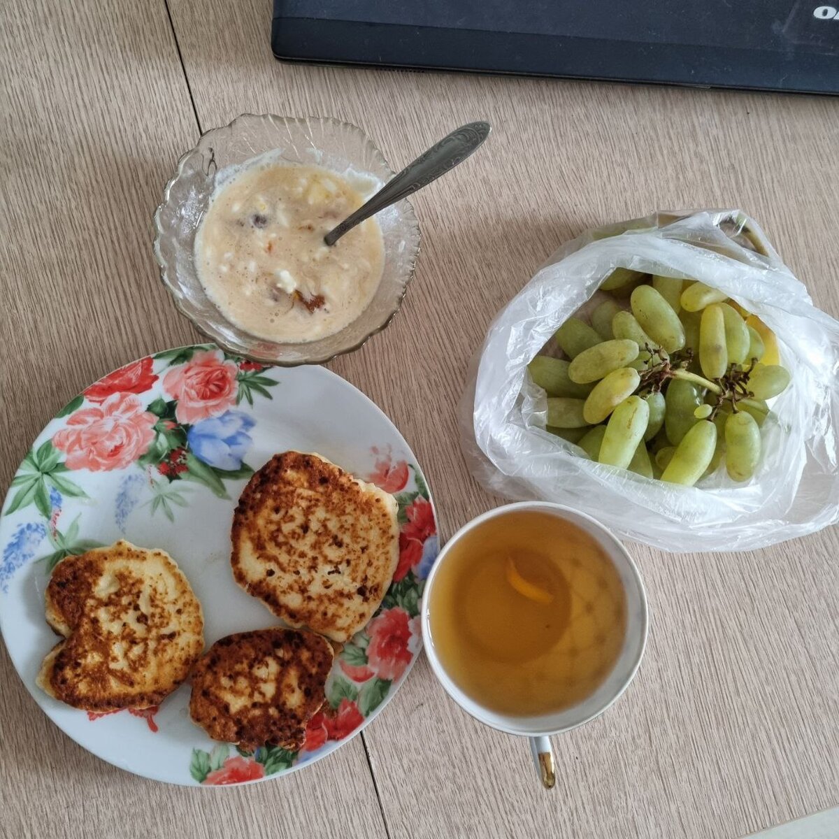 Жижа в пиале - варенье + сметана