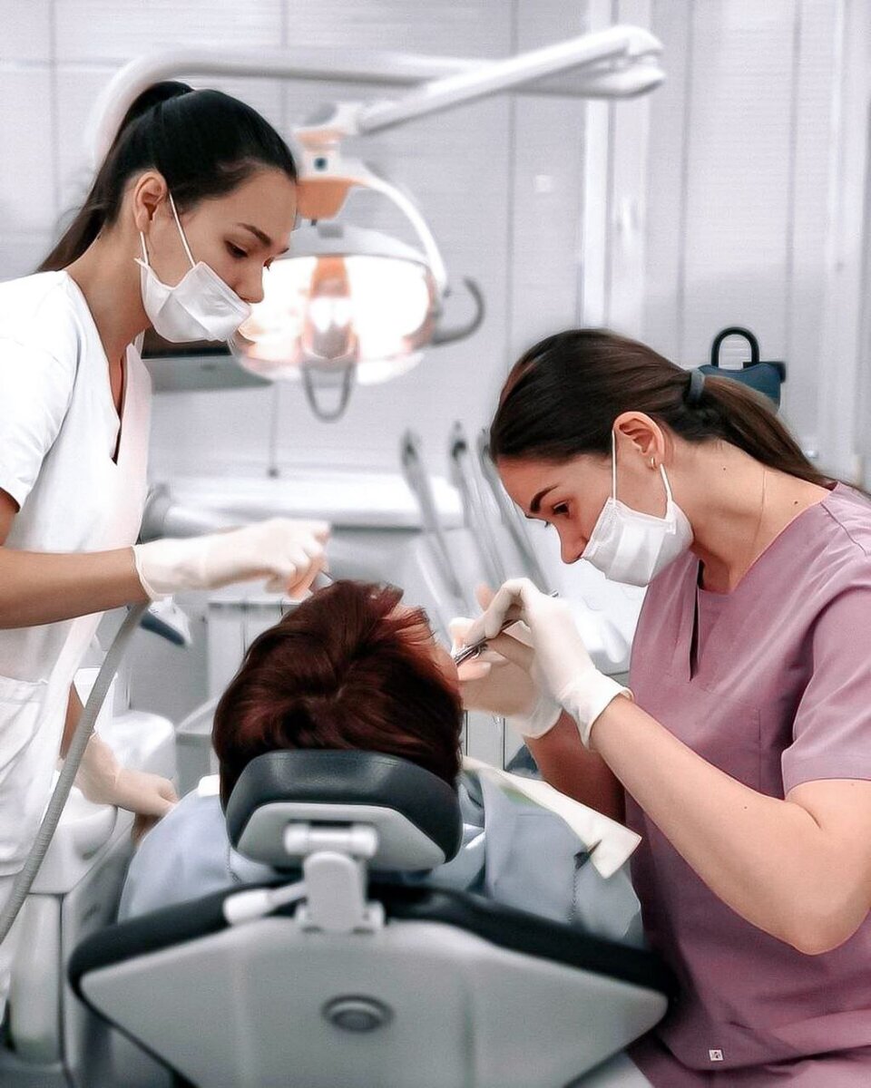 Лечение десен начинается с тщательного обследования зубной полости. Затем выясняются причины заболевания. После этого врач-стоматолог назначает курс лечения.