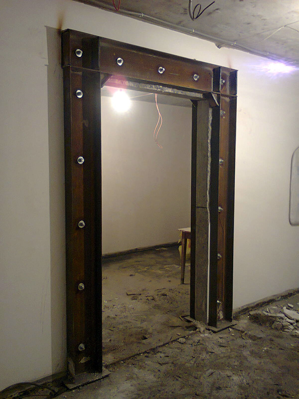 Один из вариантов усиления. Довольно массивная конструкция, но это техническая необходимость. Свободный источник