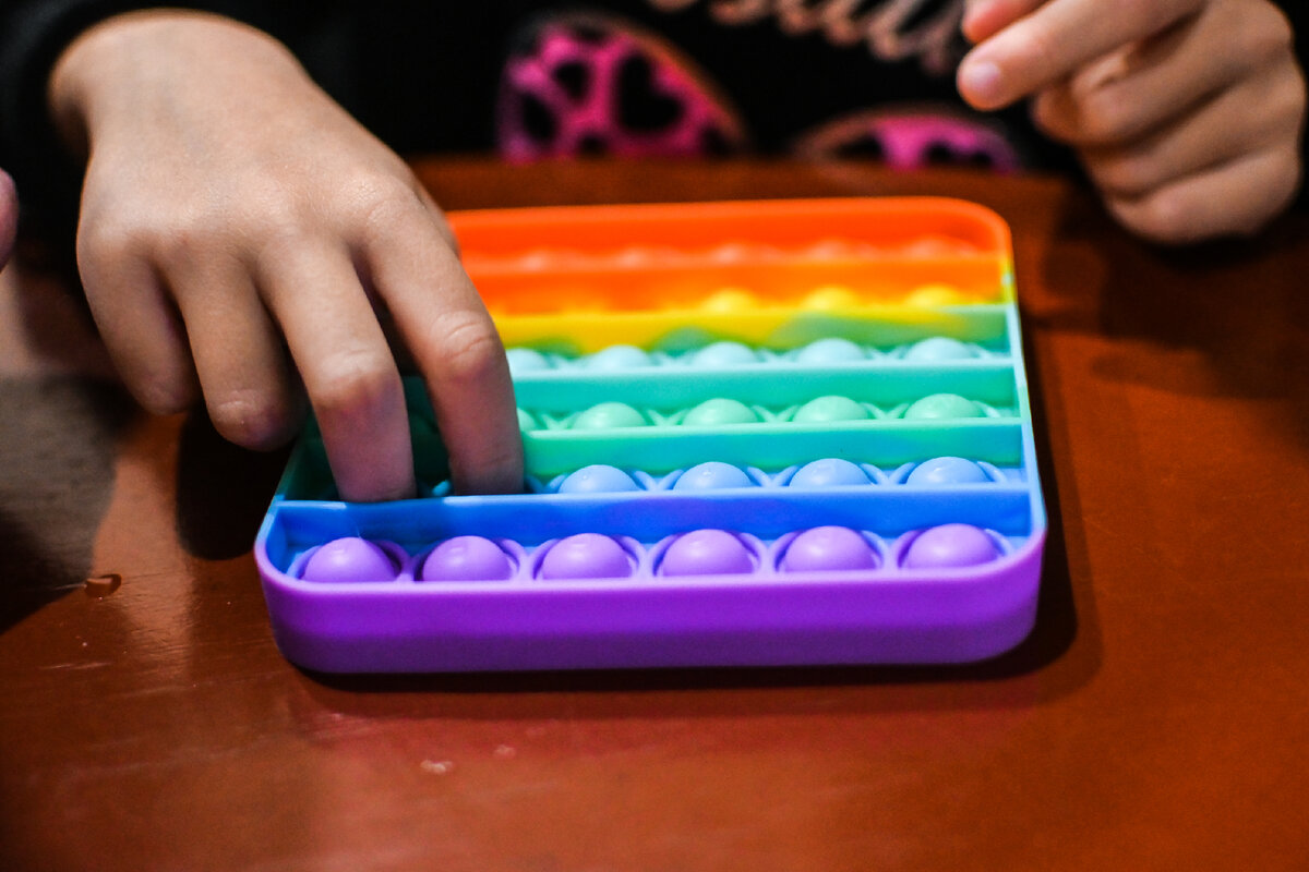 Играем в "Телеграмму". Даем ребенку инструкцию написать "письмо". Вместо кнопочек печатной машинки - "клавиши" поп-ита.
Условия: телеграмма отправиться и ты получишь *выбрать поощрение*, если  верно напечатаешь телеграмму.
 ☀️Дальше - сам процесс: диктуем определённую  команду.  Например: "Напечатай/нажми три зелёных кнопки,одну  фиолетовую, четыре оранжевых, две зелёных". Можем начать с команд более простых и дальше усложнять. Играть можно в компании, чтобы у деток возник соревновательный элемент,кто напечатает быстрее".
🔥Зачем нужно? Для умения считывать и следовать голосовой инструкции,ориентироваться на поле с разными водными данными, например, комбинацией "число/цвет". Можно добавить в инструкцию ряд или столбцы.