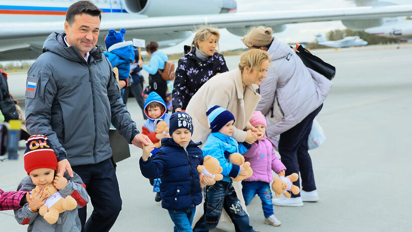    Губернатор Московской области Андрей Воробьев встречает детей из детских домов Донецка и Макеевки ©Константин Семенец Пресс-служба Губернатора и Правительства Московской области