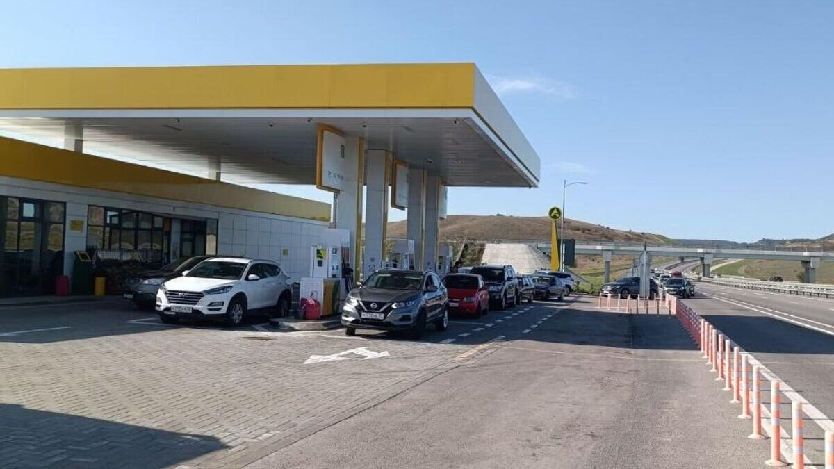    Очередь на автомобильной заправке на трассе "Таврида" в Крыму© РИА Новости Крым