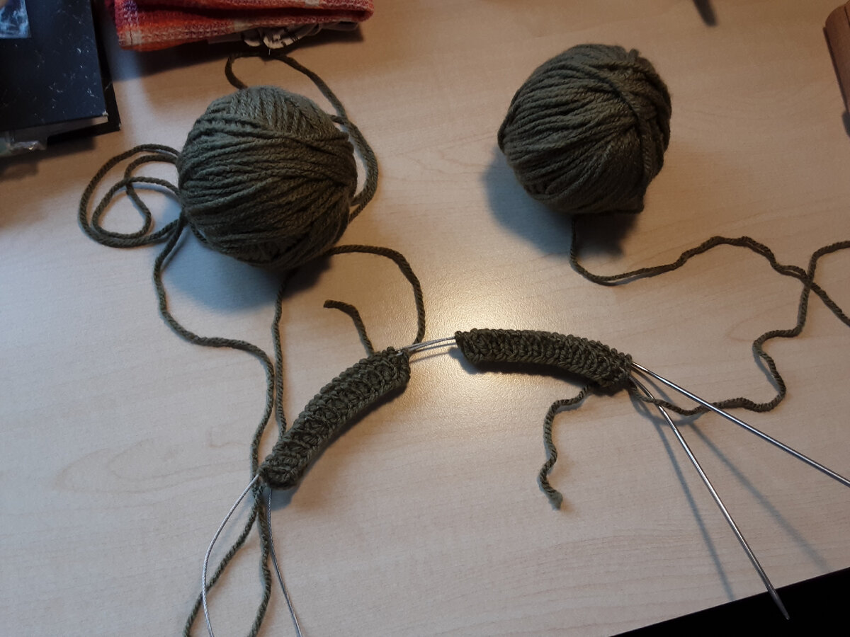 Потом перекидываю оба носка на круглые спицы 