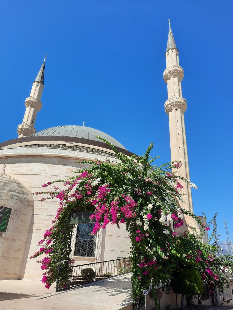 Кемер город современный. Достопримечательностей, с античных или  просто средних времен, в городе нет. Мечеть современная, рядом с ней 2-3 раза в неделю организуется рынок- чередуется по дням продуктовый и вещевой базар.