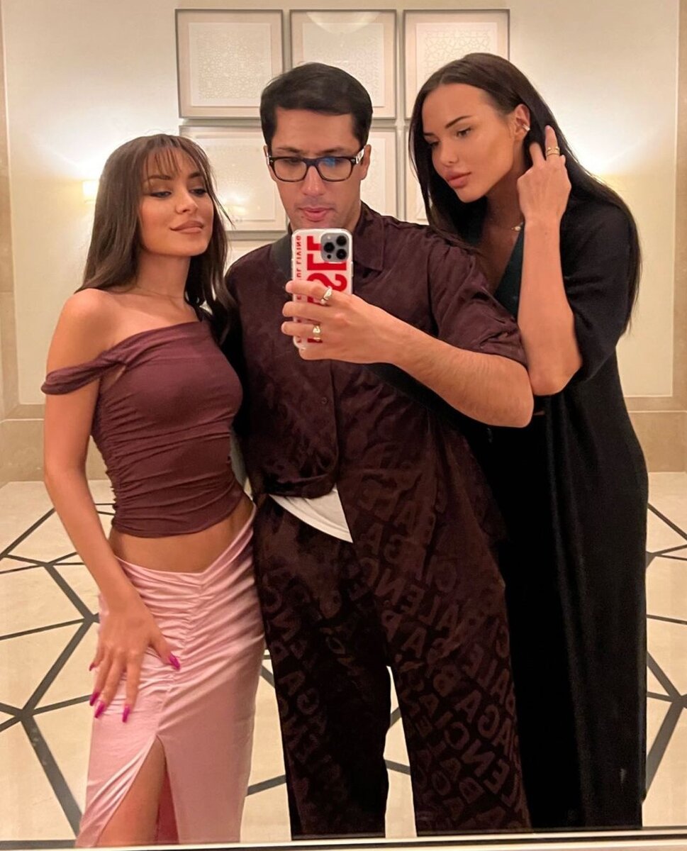    Элина, Алеко и Анастасия в ДубаеСоцсети Элины Чаги