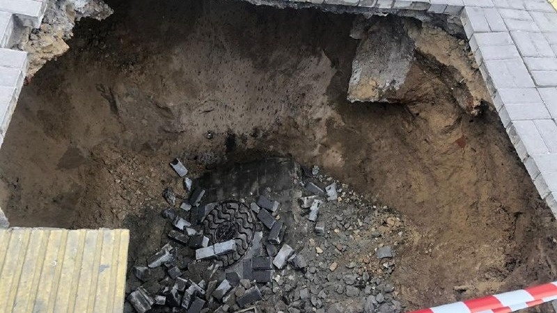     Власти столицы Татарстана не смогли назвать сроки устранения провала, образовавшегося рядом с театром имени Галиаскара Камала. Заместитель руководителя исполкома Казани Игорь Куляжев подчеркнул серьезность ситуации.