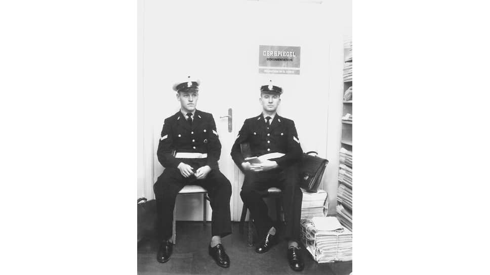 Фото: Heidtmann / picture alliance / Getty Images📷Полицейские охраняют архив журнала Der Spiegel, октябрь 1962