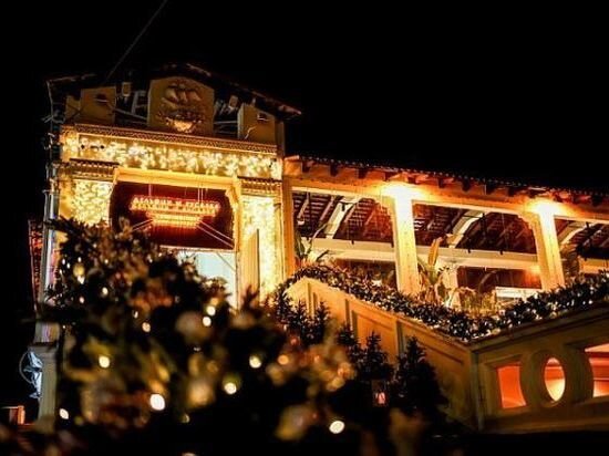 В Новогоднюю ночь в Сочи будет ездить тематический поезд, который проедет по всем станциям курорта. Он выедет из Сочи 31 декабря в 19:00 и прибудет в Розу Хутор в 21:45.