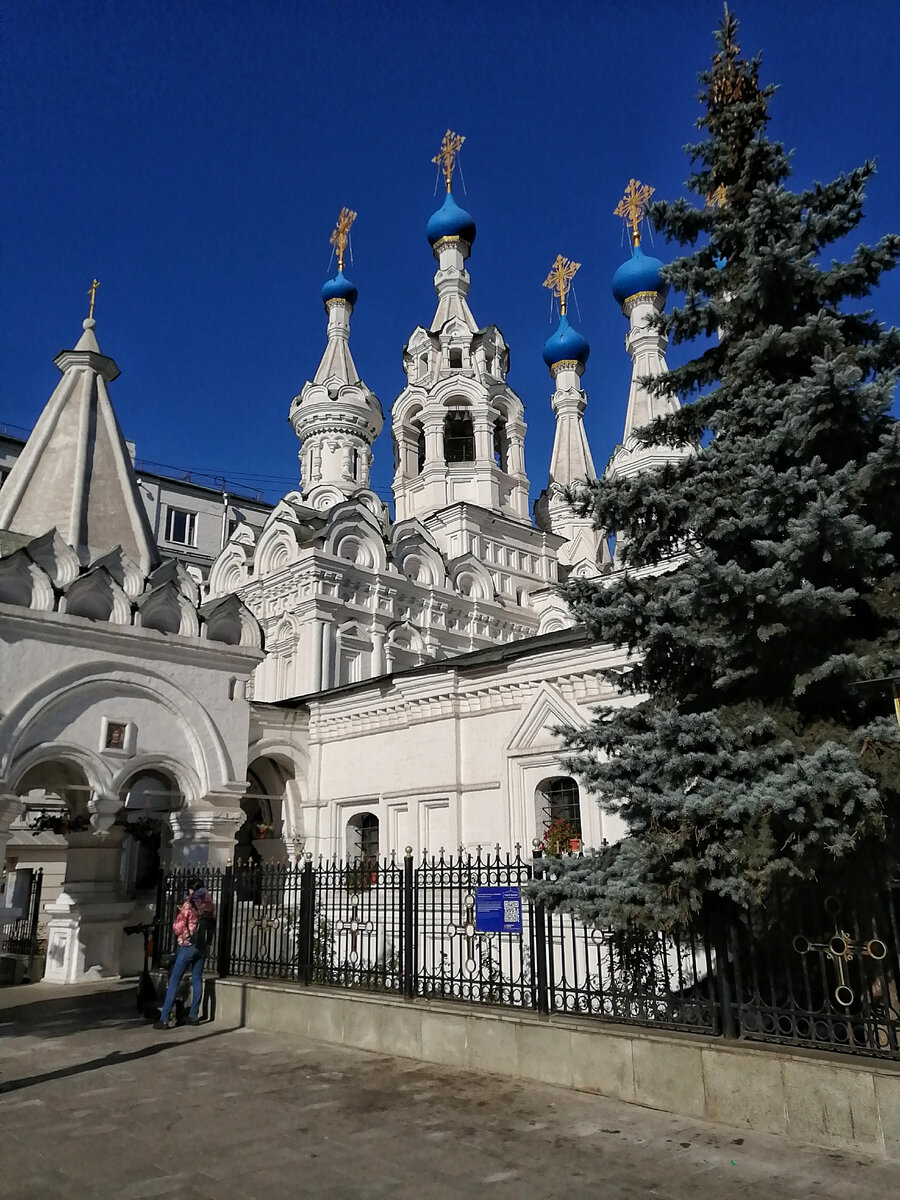 Церковь Рождества Богородицы в Путинках - украшение улицы Малая Дмитровка.  Построена в 1649 - 1652 годах в стиле русское узорочье.