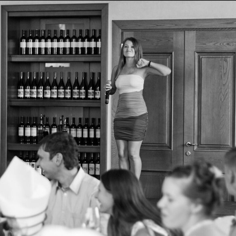 Это я в 20 лет, работая уже в Банке, подрабатываю на свадьбах певицей.