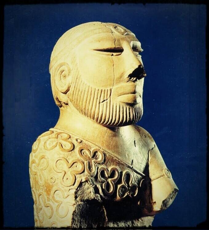 Известное по школьным учебникам ззваяние "жреца" или "вождя" из Мохенджо-Даро (которое, впрочем, может оказаться иноземной работой)