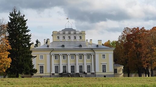 Золотая осень в парке усадьбы Сиворицы (бывшая усадьба Демидовых)