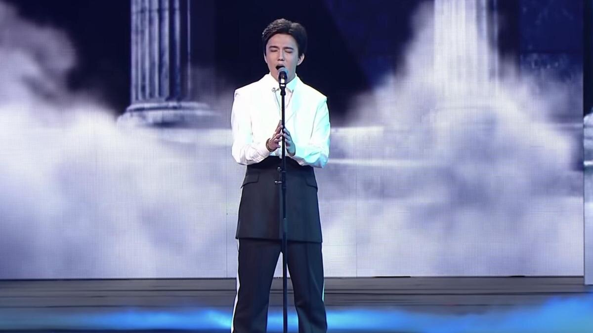    Димаш Кудайберген во время исполнения Ave Maria:YouTube/Dimash Qudaibergen