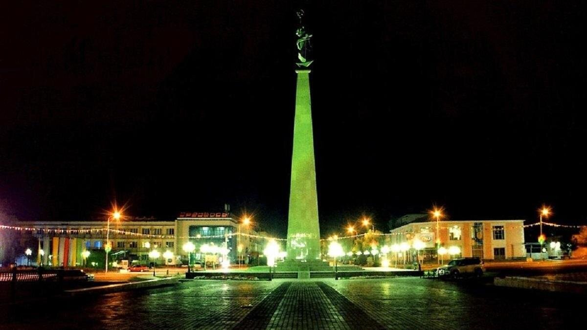    Монумент в центре ночного города:Wikipedia/Rassim