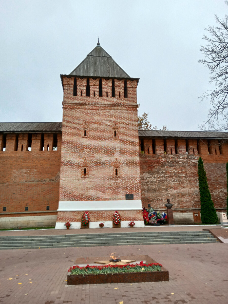  Вечный огонь у Смоленской крепости