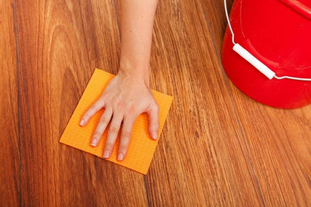 In Geschäften für Haushaltschemikalien gibt es eine riesige Auswahl an teuren und „duftenden“ Haushaltsreinigern. Aber nichts ist vergleichbar mit Glycerin, einem billigen Helfer, den viele in letzter Zeit vergessen haben.-3