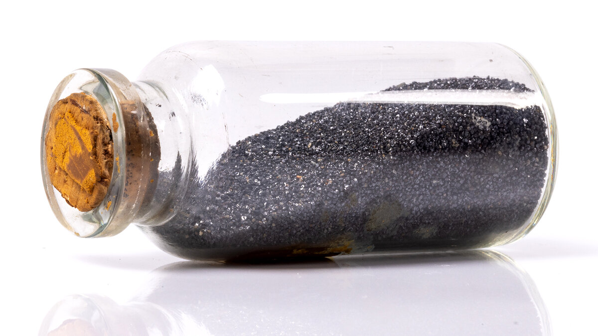 Форпост Северо-Запад / Горный музей (на фото концентрат лопарита)